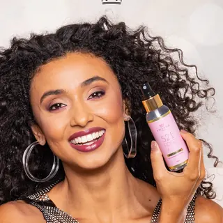 Mulher apresentando o body splash 521 Rosé