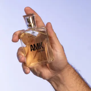Perfume AMK For Men de 100 ml na mão