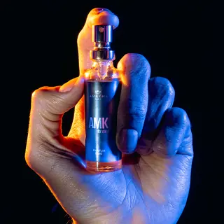 Perfume AMK For Men de 15 ml em luz azul e dourada