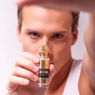 Homem apresentando o perfume Fortune Lucky de 15 ml